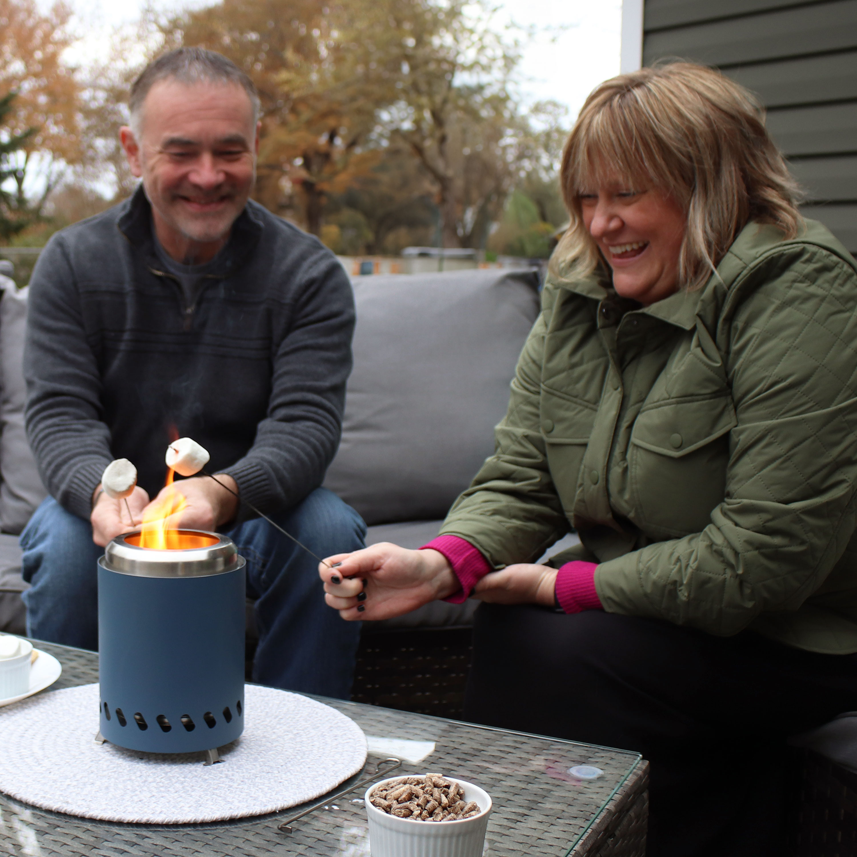 Pozzo del fuoco senza fumo da tavolo con borsa e poker - 5,5 pollici - blu di Sunnydaze - Foto 5 di 6